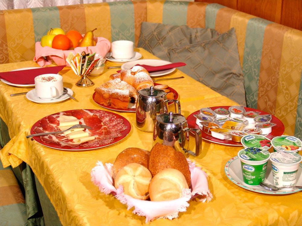 Jolly B&B - Affittacamere Dimaro Extérieur photo